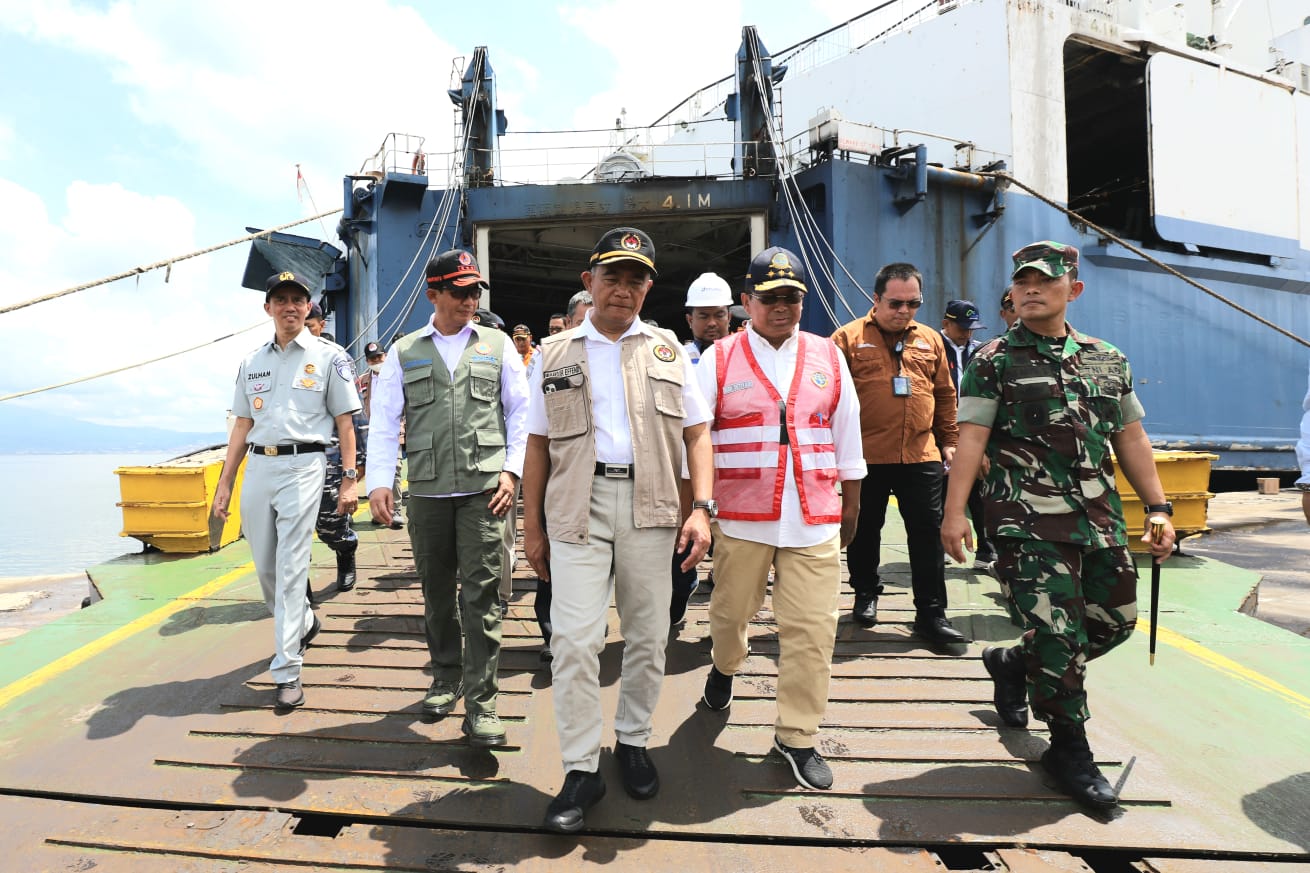 Kepala BNPB Letjen TNI Suharyanto (kemeja putih dengan rompi hijau) saat meninjau Kapal Feri yang akan digunakan calon penumpang untuk menyeberang ke Pulau Jawa dari Pelabuhan Panjang, Bandar Lampung, Provinsi Lampung pada Selasa (25/4).